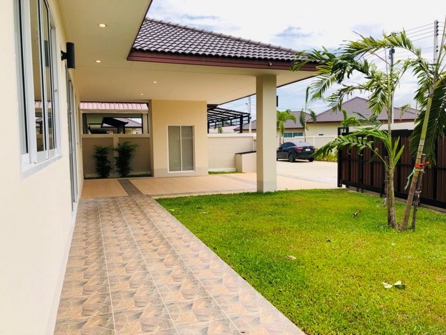 House for rent Huay Yai Pattaya showing the garden, carport and store room House for rent Huay Yai Pattaya showing the garden, carport and store room
