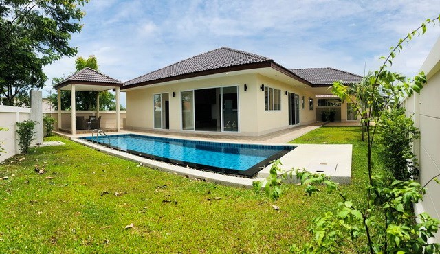 House for rent Huay Yai Pattaya showing the house, garden and pool House for rent Huay Yai Pattaya showing the house, garden and pool