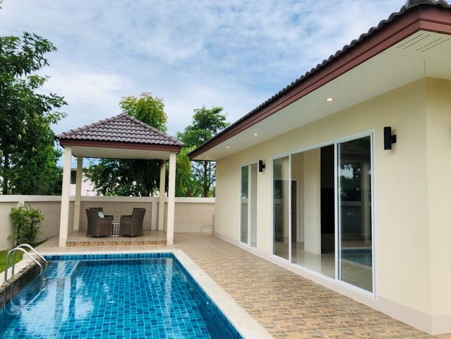 House for rent Huay Yai Pattaya showing the terraces and pool House for rent Huay Yai Pattaya showing the terraces and pool