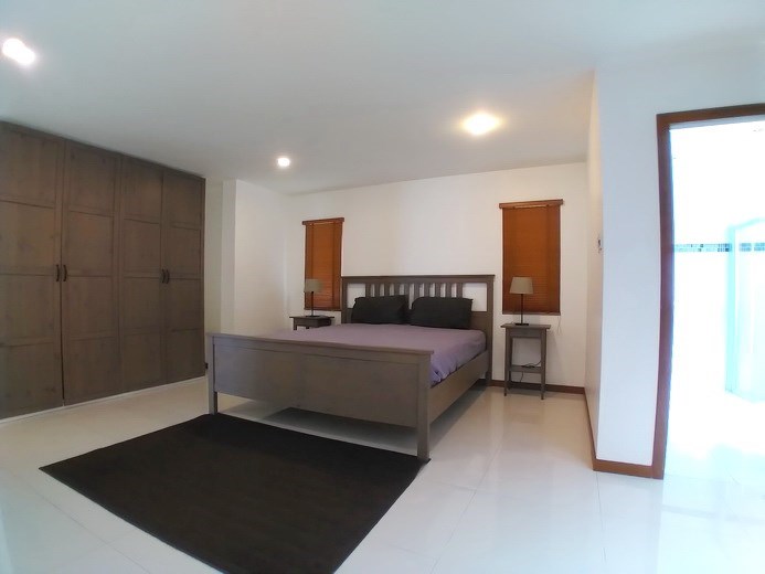 House for rent Jomtien Beach showing the master bedroom 