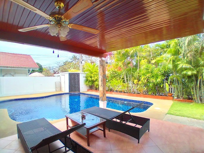 House for rent Jomtien showing the covered terrace 