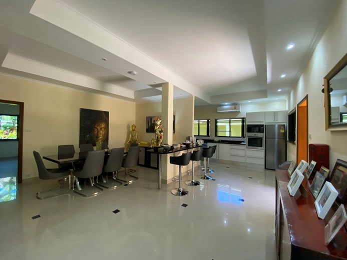 House for rent Jomtien showing the dining and kitchen areas 