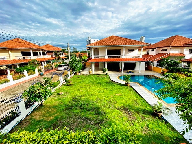 House for rent Jomtien showing the garden and pool 