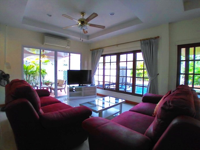 House for rent Jomtien showing the living area 