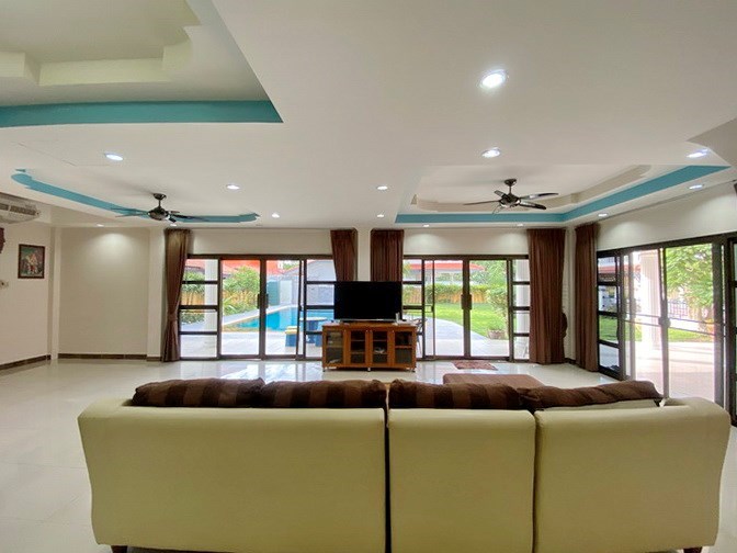 House for rent Jomtien showing the living area and pool view 