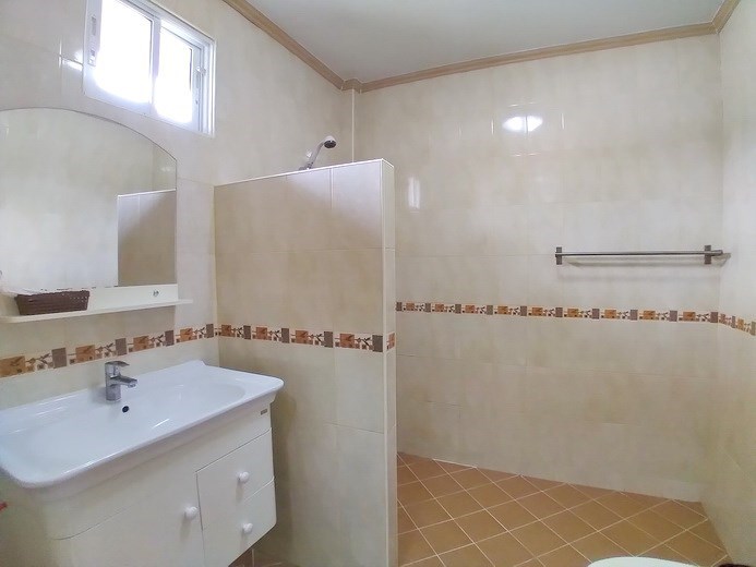 House for rent Jomtien showing the master bathroom 