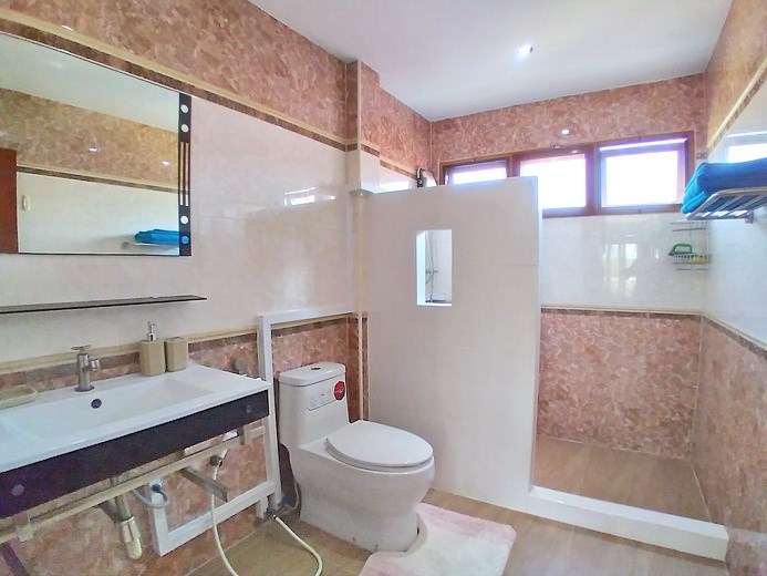 House for rent Jomtien showing the master bathroom 