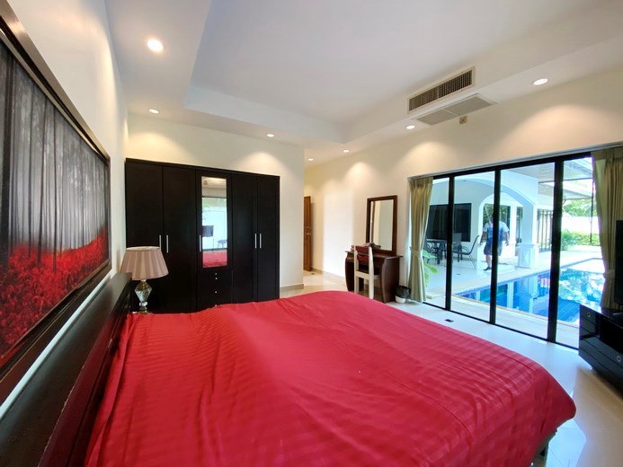 House for rent Jomtien showing the master bedroom pool view 