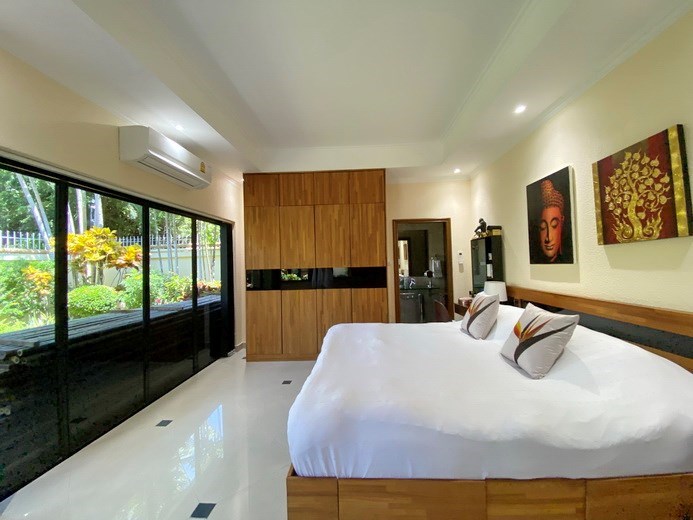 House for rent Jomtien showing the master bedroom suite 