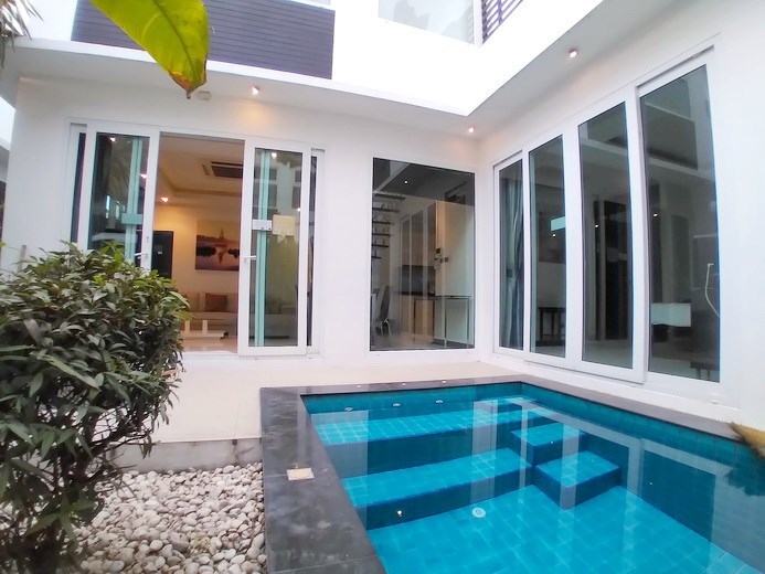 House for rent Jomtien showing the poolside terrace and house 