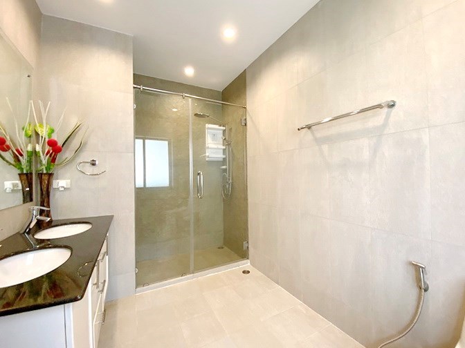 House for rent Jomtien showing the second bathroom 