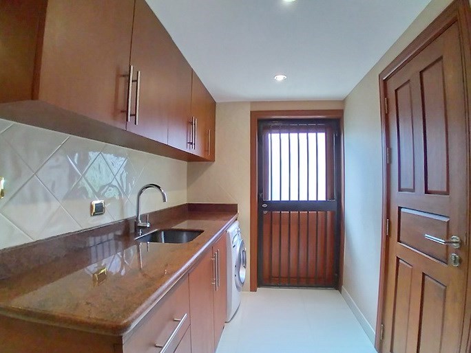 House for rent Jomtien showing the utility area with guest bathroom 