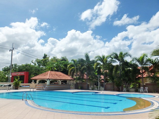House for rent Mabprachan Pattaya showing the communal swimming pool