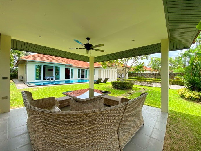 House for rent Mabprachan Pattaya showing the covered terrace and garden 