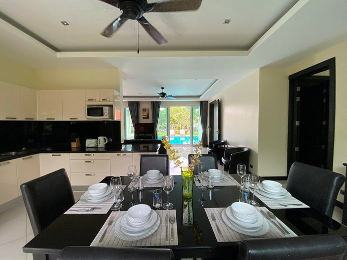 House for rent Mabprachan Pattaya showing the dining and kitchen areas 