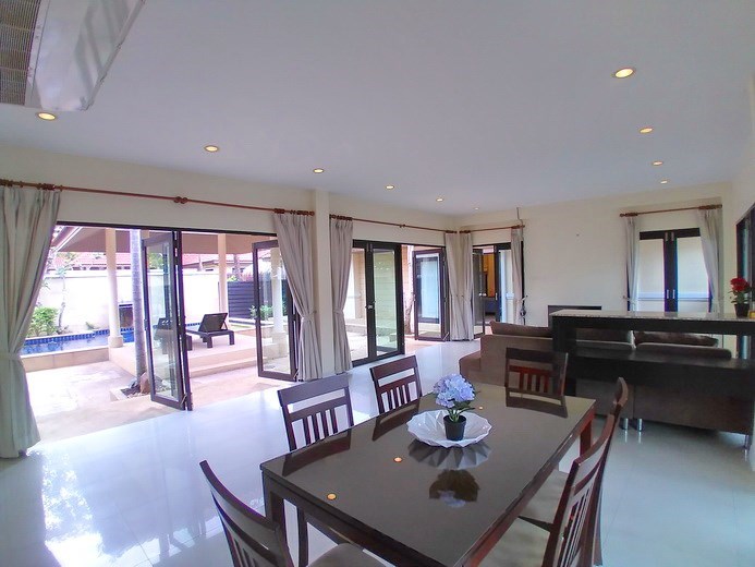House for rent Mabprachan showing the dining and living areas 
