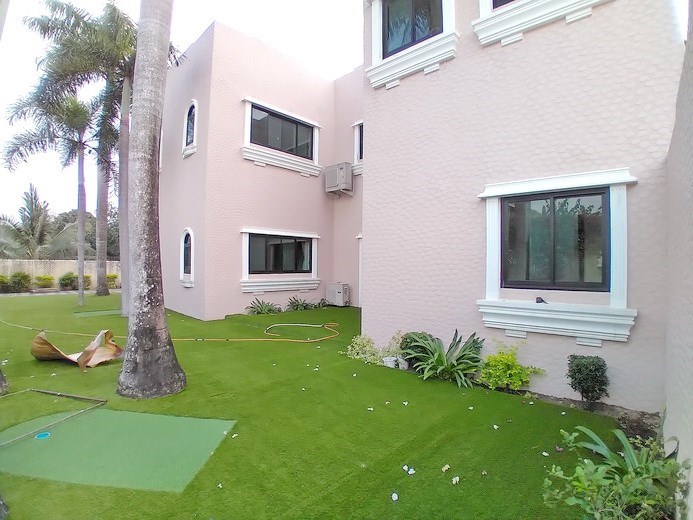 House for rent Mabprachan Pattaya showing the garden 