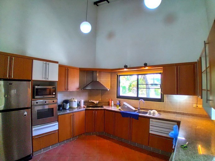 House for rent Mabprachan Pattaya showing the kitchen 