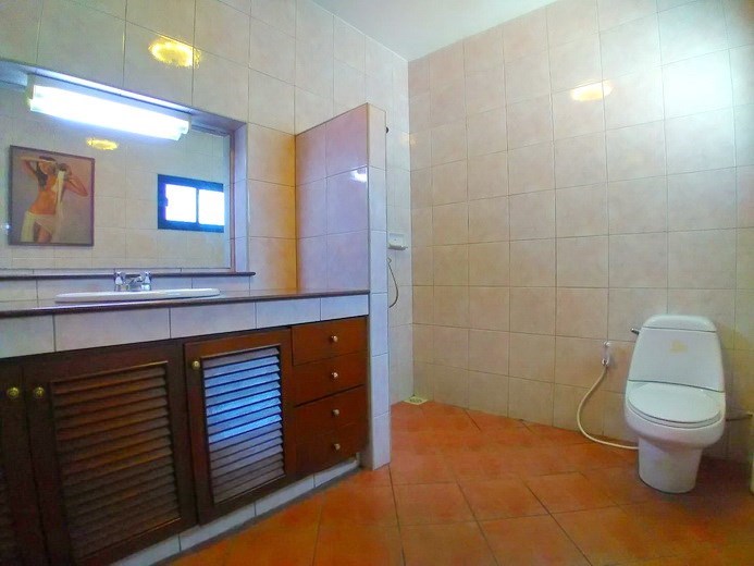 House for rent Mabprachan Pattaya showing the master bathroom 