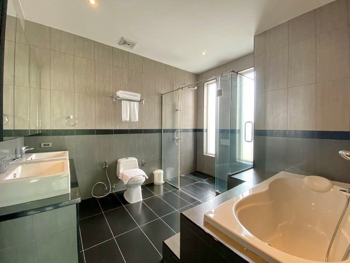 House for rent East Pattaya showing the master bathroom 