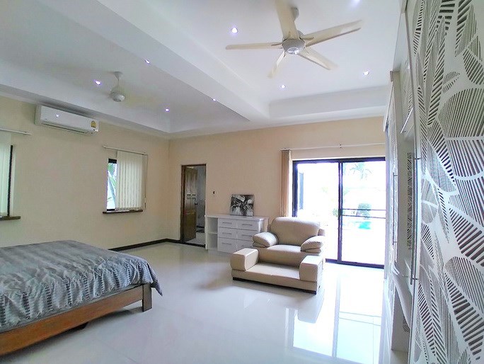 House for rent Mabprachan Pattaya showing the master bedroom with pool view 