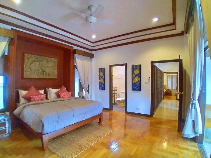 House for rent Mabprachan Pattaya showing the master bedroom suite 