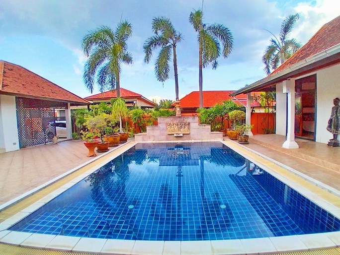 House for rent Mabprachan Pattaya showing the private swimming pool