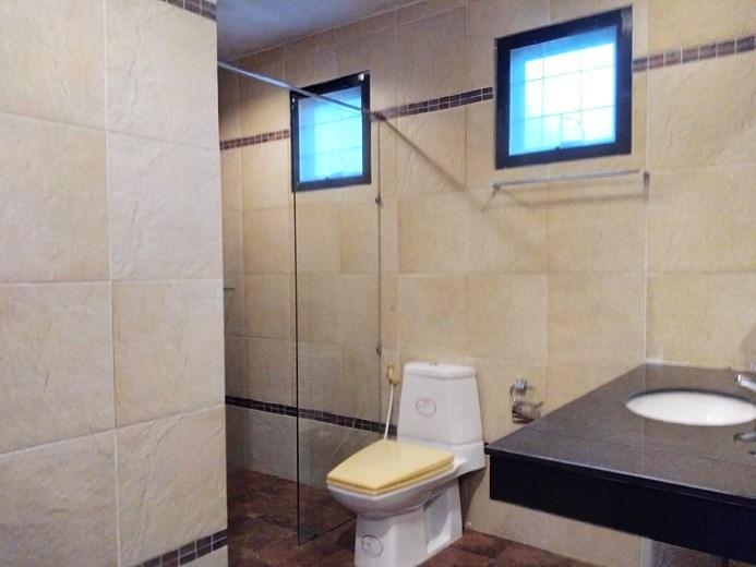 House for rent Mabprachan Pattaya showing the second bathroom 