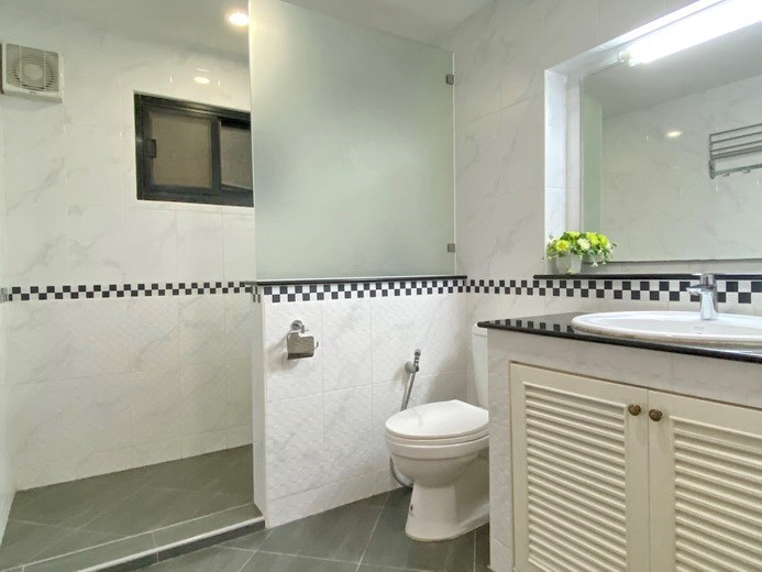 House for rent Mabprachan Pattaya showing the second bathroom 