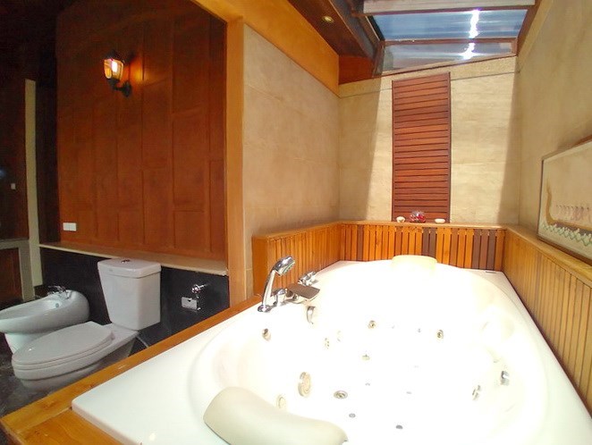 House for rent Na Jomtien showing the master bathroom and Jacuzzi 