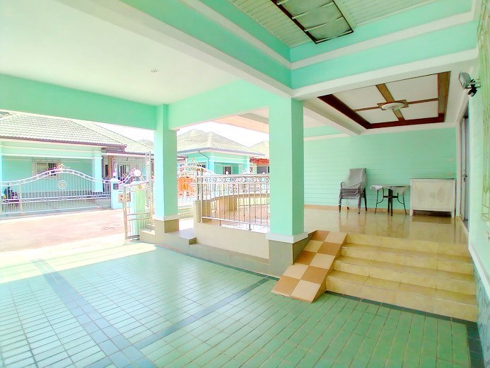 House for rent North Pattaya showing the carport and covered terrace 