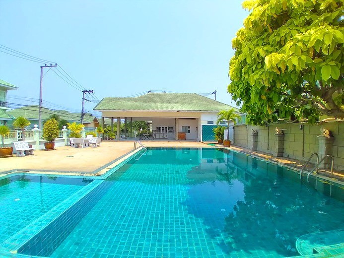 House for rent North Pattaya showing the communal pool 