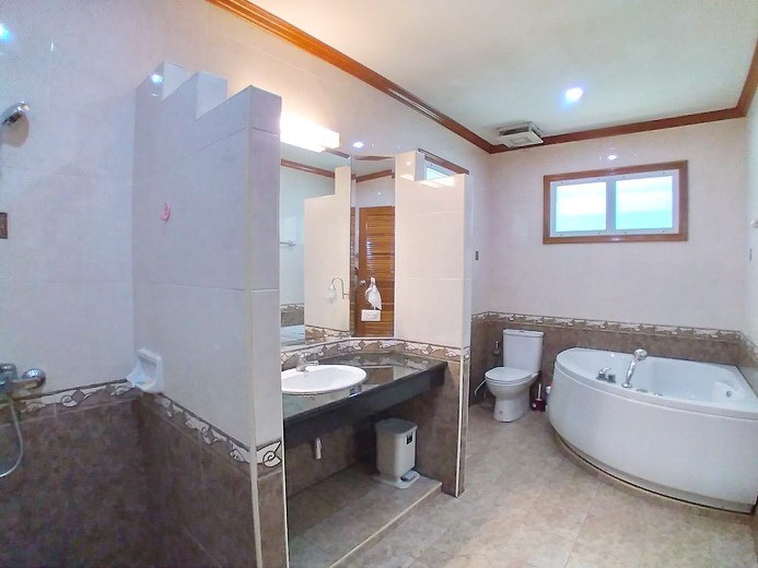 House for rent North Pattaya showing the master bathroom 