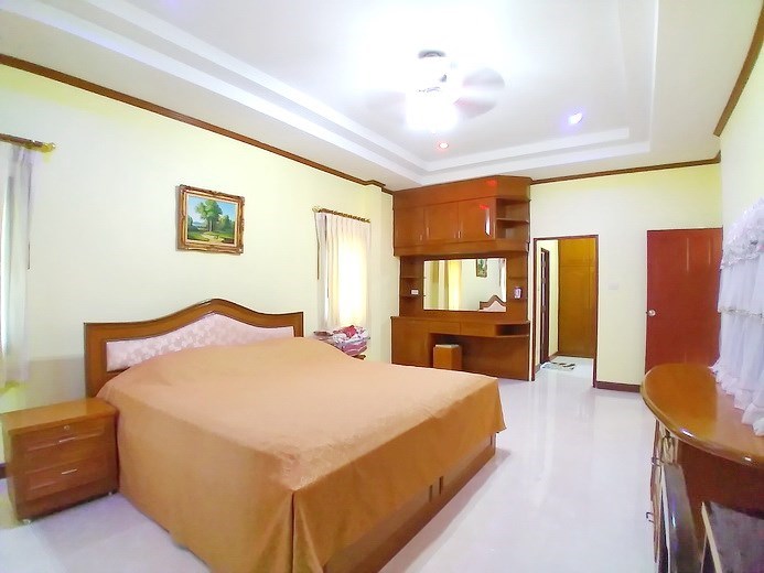 House for rent North Pattaya showing the master bedroom suite 