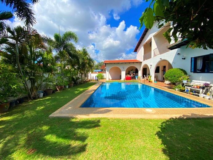 House for rent Pattaya Mabprachan showing the garden and pool 