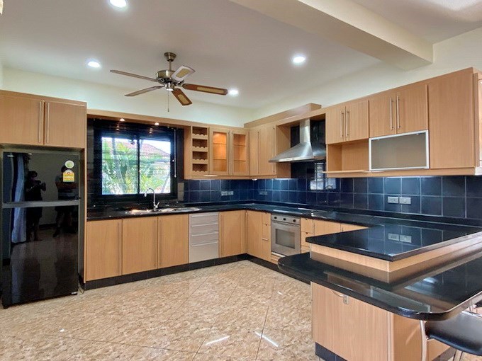 House for rent Pattaya Mabprachan showing the kitchen 