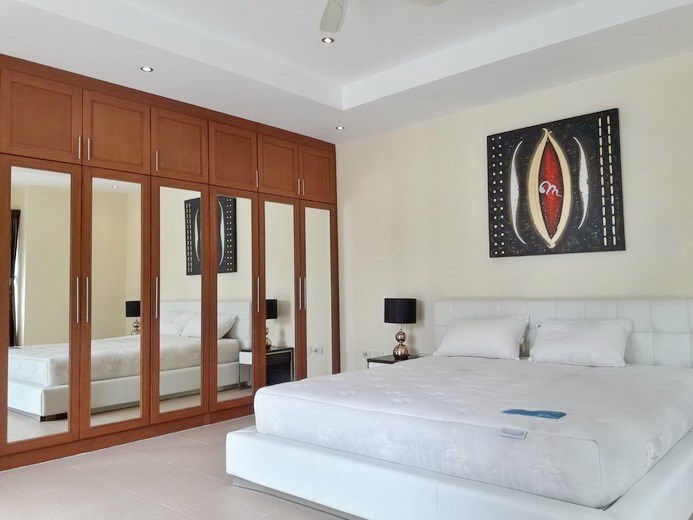 House for rent Pattaya at Siam Royal View showing the master bedroom
