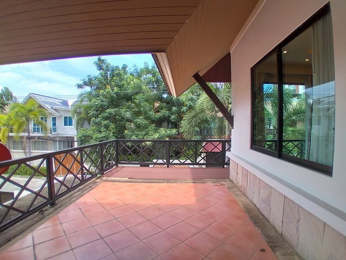 House for rent Pattaya showing the balcony House for rent Pattaya showing the balcony