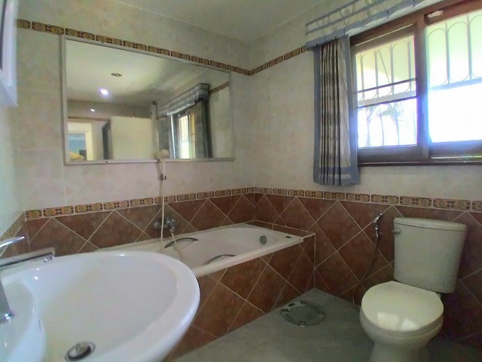 House for rent Pattaya showing the master bathroom