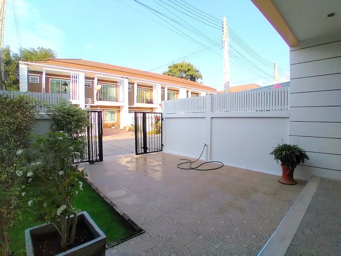 House for rent Pattaya showing the car park House for rent Pattaya showing the car park