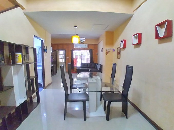House for rent Pattaya showing the dining area House for rent Pattaya showing the dining area