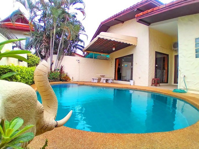House for rent Pattaya showing the house and pool House for rent Pattaya showing the house and pool