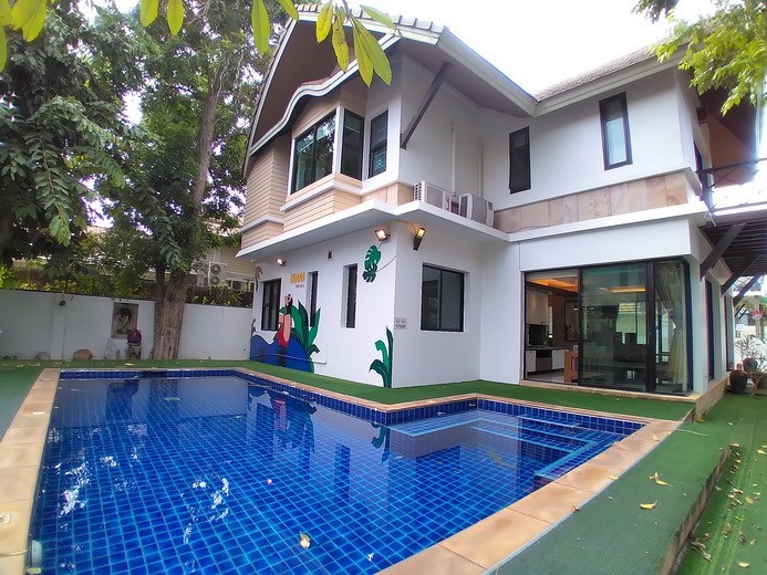House for rent Pattaya showing the house and pool House for rent Pattaya showing the house and pool