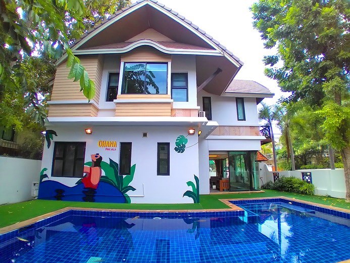 House for rent Pattaya showing the house, pool and terrace 