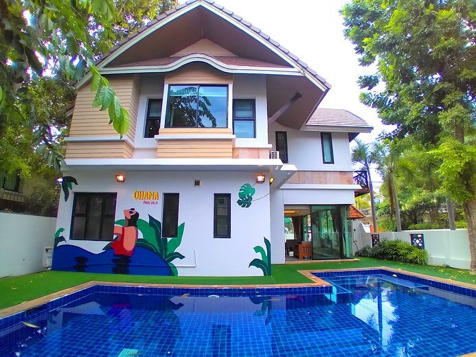 House for rent Pattaya showing the house, pool and terrace House for rent Pattaya showing the house, pool and terrace
