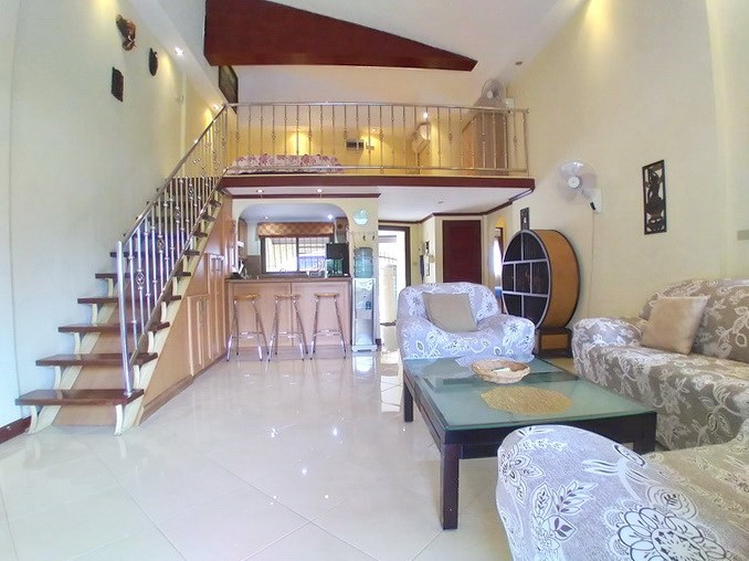 House for rent Pattaya showing the living, dining and kitchen areas House for rent Pattaya showing the living, dining and kitchen areas
