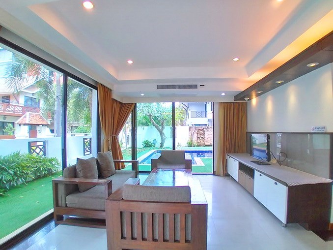 House for rent Pattaya showing the living room House for rent Pattaya showing the living room