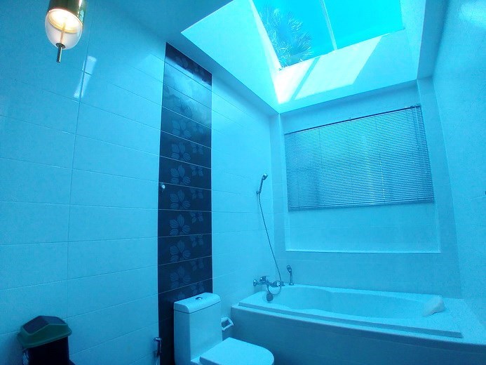 House for sale Pattaya showing the master bathroom 