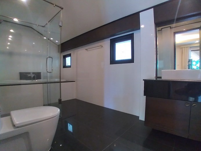 House for rent Pattaya showing the master bathroom House for rent Pattaya showing the master bathroom