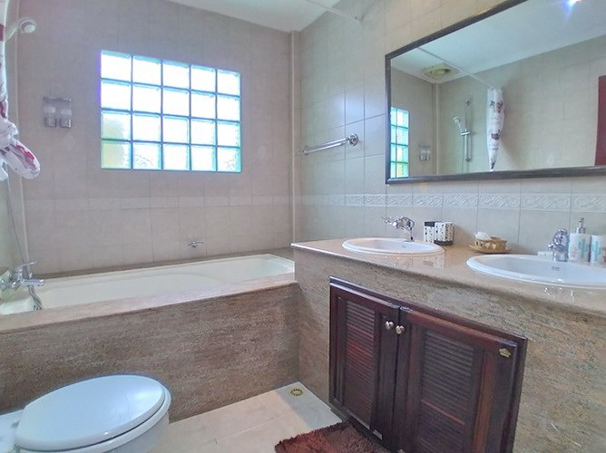 House for rent Pattaya showing the master bathroom House for rent Pattaya showing the master bathroom